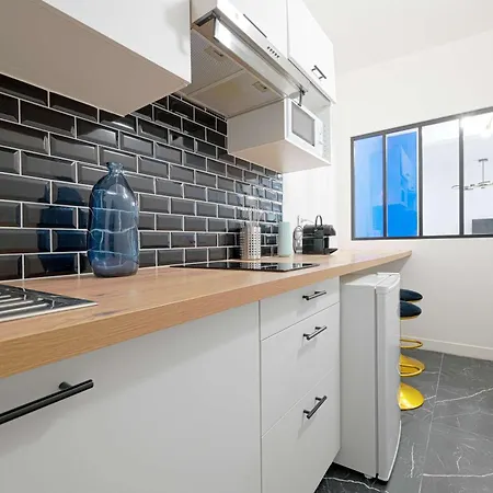 Modern Large For 3 * Paris